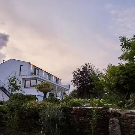épicos House, Your Away From Home. * Nogueira (Viana do Castelo)